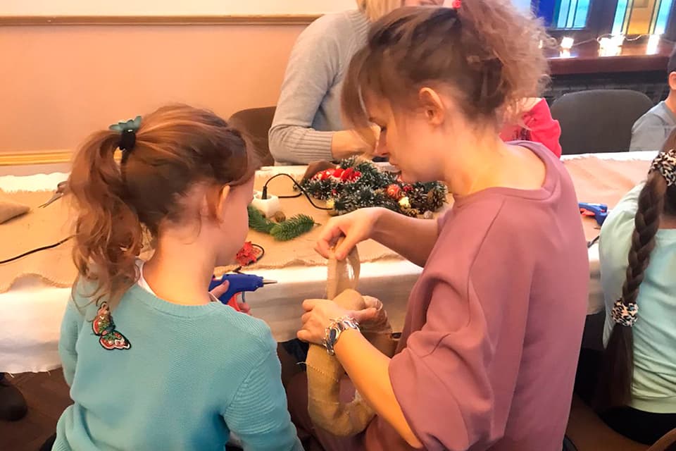 Новогодний мастер-класс для детей: изготовление новогоднего венка и ёлочной игрушки